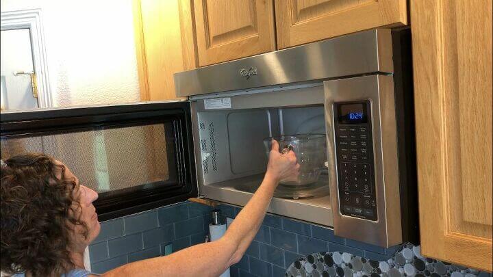 placing vinegar mixture in microwave