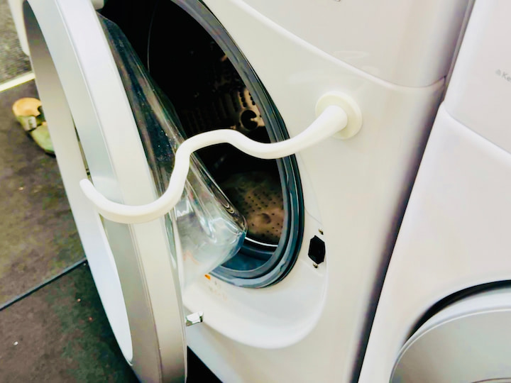 Using magnet to keep washing machine open