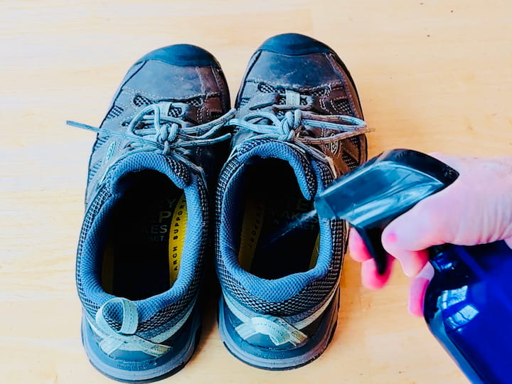 Spraying shoes with vinegar