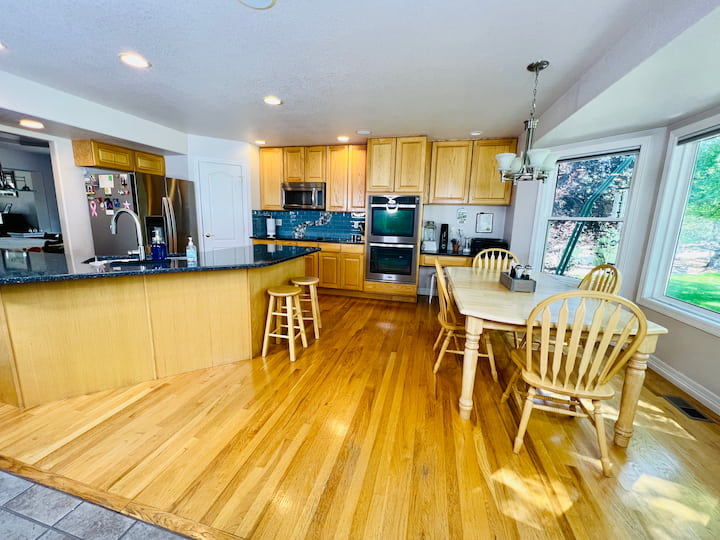 Do you want to know how to deep clean a kitchen? You can clean your kitchen with just a few products and it won't break the bank.