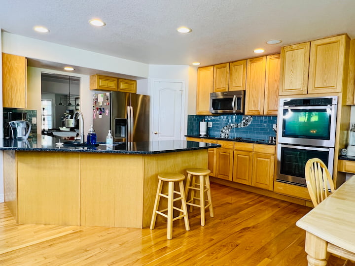 Do you want to know how to deep clean a kitchen? You can clean your kitchen with just a few products and it won't break the bank.