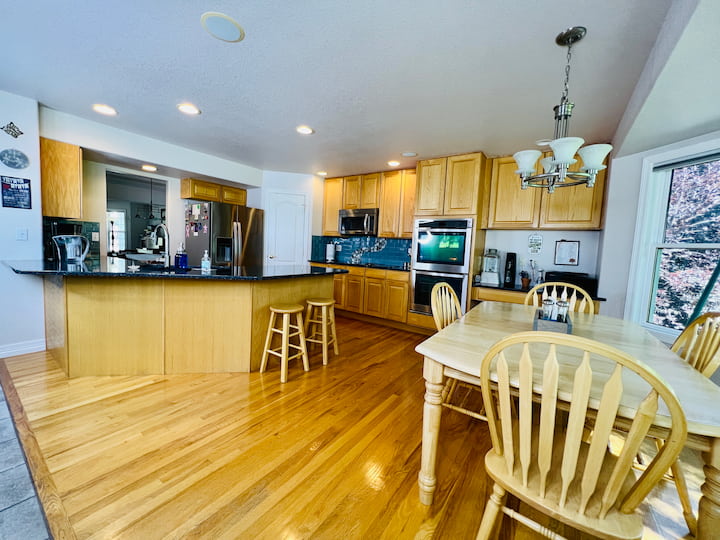 Do you want to know how to deep clean a kitchen? You can clean your kitchen with just a few products and it won't break the bank.