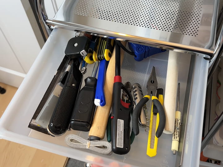 Now let's take a look at how I organized my crafting supplies in the new drawer systems. This first drawer system has more drawers that are a bit smaller and narrower. This is perfect for small items like tools, markers, colored pencils and pens, paint brushes and stencil brushes, adhesives, cord, tape, and stickers.