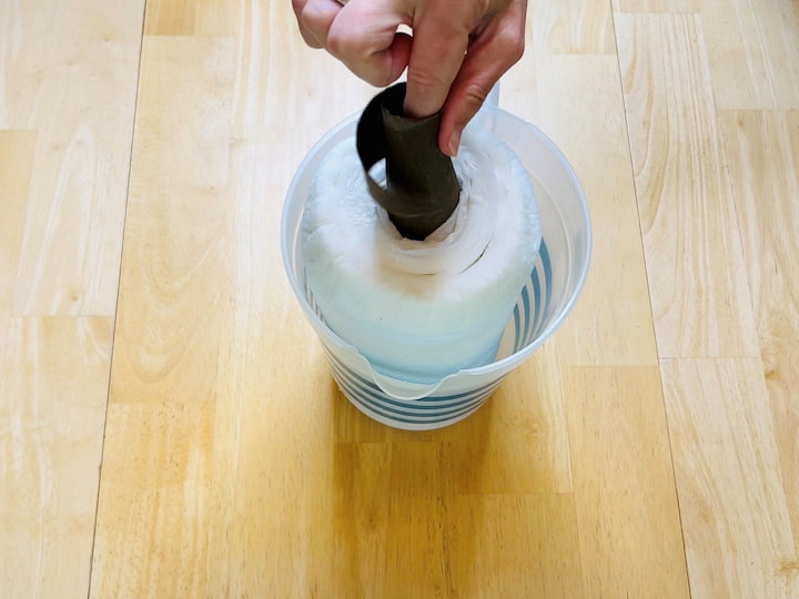 4.	Allow the water to soak into the paper towels, and then carefully remove the cardboard paper tube from the center.5.	Pull the paper towels from the center, keeping the lid on to retain moisture.