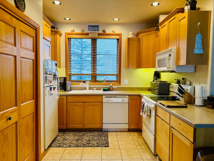 Chas' Organized Small Kitchen