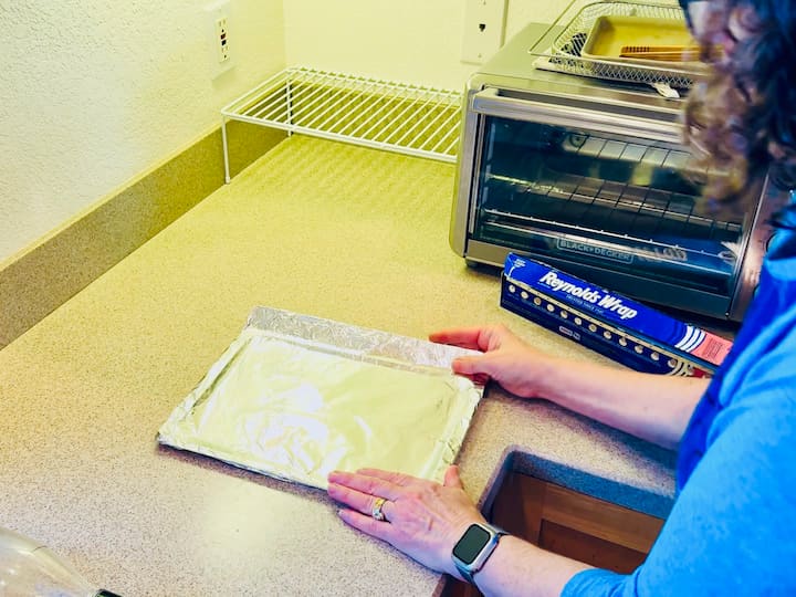 wrapping toaster oven pan with tinfoil